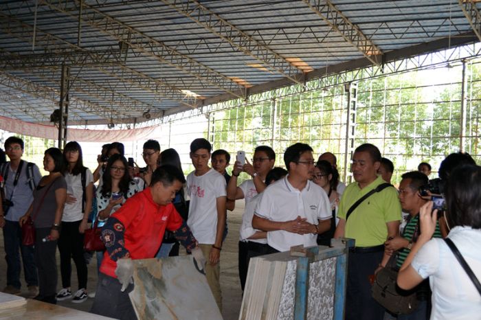 91看片的免费的网站陶瓷磚91看片在线观看免费董事長向媒體記者介紹產品