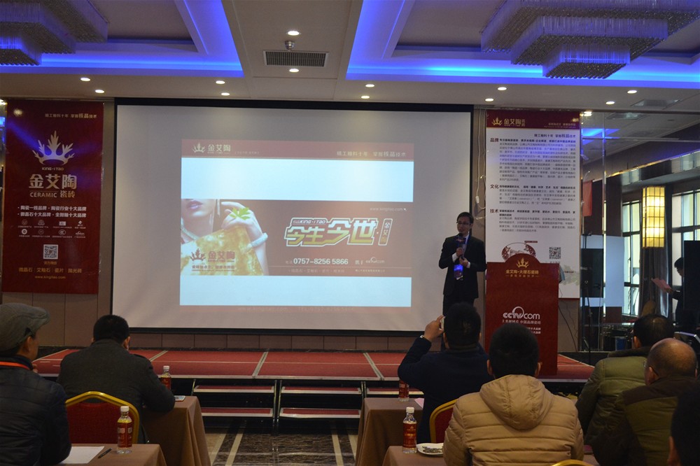 91看片的免费的网站陶瓷磚91看片在线观看免费營銷副總劉小良為現場經銷商做培訓講解