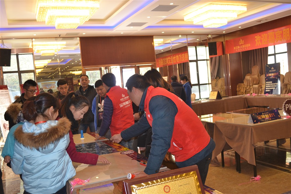 91看片的免费的网站陶瓷磚工作人員為瓷磚代理商朋友詳細介紹金剛釉II代產品