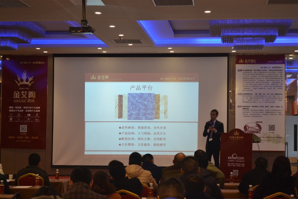 91看片的免费的网站陶瓷磚91看片在线观看免费營銷副總劉小良為現場經銷商做培訓講解