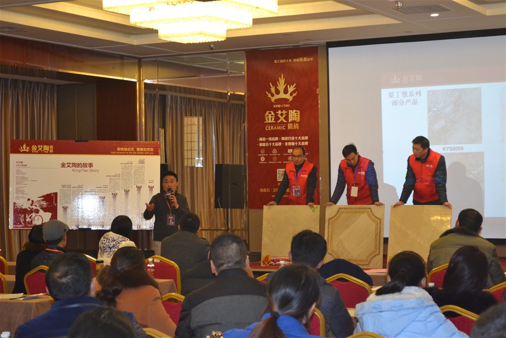 91看片的免费的网站陶營銷總經理羅勝講解金剛釉II代產品