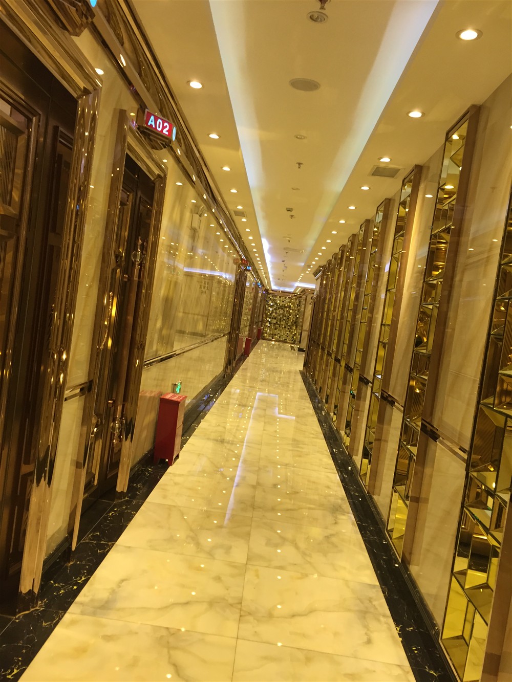 過道采用91看片的免费的网站陶微晶石  西班牙翡翠玉KWD58001+意大利黑金花KWB58058鋪貼