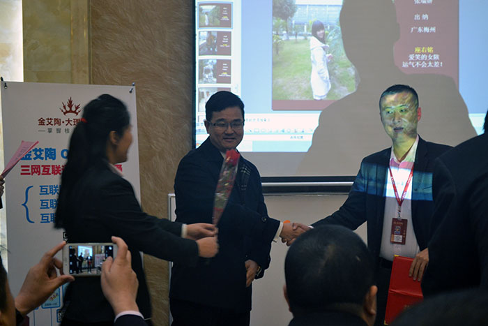 91看片的免费的网站陶瓷磚董事長劉鴻祥為2015年銷售冠軍（伍立州）頒獎