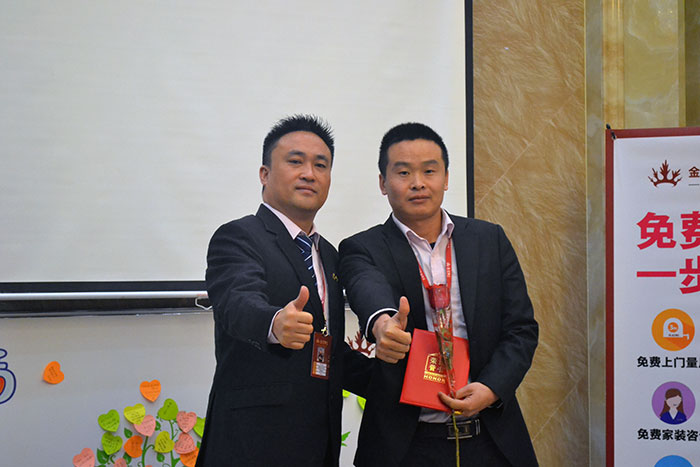 91看片的免费的网站陶瓷磚營銷總經理羅勝為開拓冠軍（高抗）頒獎