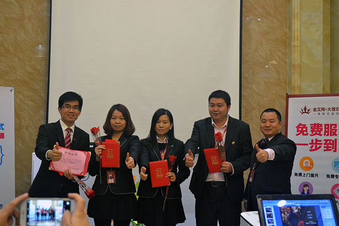 91看片的免费的网站陶瓷磚營銷總監劉鴻瑞為2015優秀員工頒獎