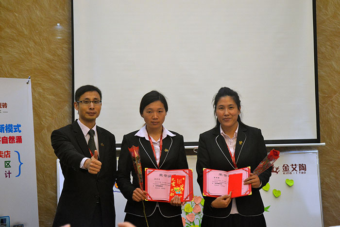 91看片的免费的网站陶瓷磚網銷部運營總監劉小良為201591看片的免费的网站陶優秀服務獎頒獎