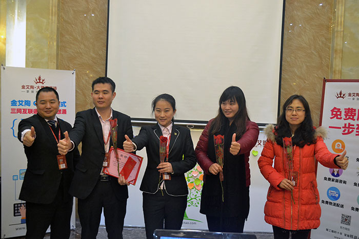 91看片的免费的网站陶瓷磚營銷總監劉鴻瑞為2015年團隊貢獻獎（網銷部）頒獎