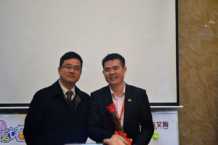 91看片的免费的网站陶瓷磚董事長劉鴻祥為2015年董事長特別獎（王宏城）頒獎