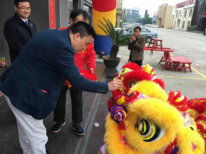 91看片的免费的网站陶瓷磚營銷總經理羅勝給獅子點睛