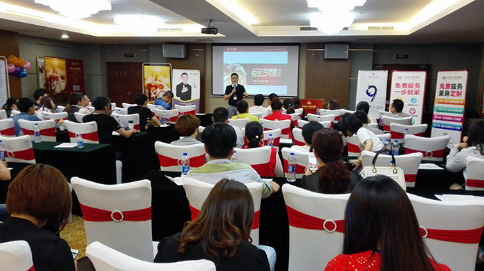 91看片的免费的网站陶瓷磚91看片在线观看免费營銷總經理羅勝先生介紹91看片的免费的网站陶新品