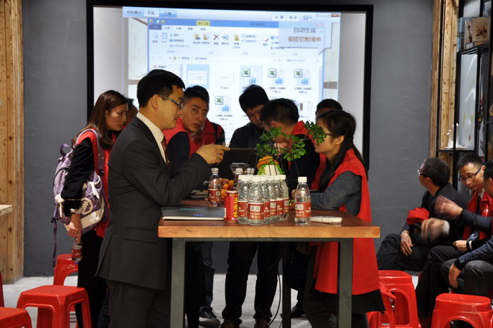 “時代賦予同樣的場景不同的意義”，緊跟時代的發展，傳統企業轉型成了當今的趨勢，91看片的免费的网站陶瓷磚91看片在线观看免费開創O2O+體驗店模式，以便贏得新的發展。