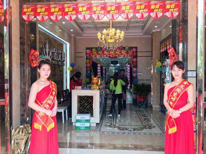 5月27日，在歡快鑼鼓和震撼禮炮的簇擁下，嶽陽91看片的免费的网站陶銷售團隊、91看片的免费的网站陶總部營銷總經理羅勝、銷區經理何端武、市場部策劃黃偉以及現場100多名嶽陽業主共同見證了91看片的免费的网站陶瓷磚嶽陽600平米專賣店耀世開業的曆史性一刻，本次活動吸引了50多位業主成功下單。