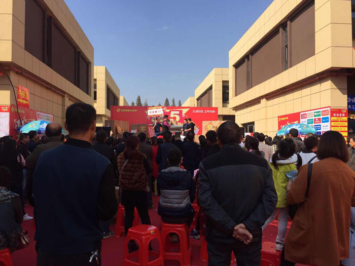 2017年11月5日，百盟光彩建材大市場邀約30家91看片在线观看免费商家聯合舉辦了本次的家居建材團購會，參加活動的消費者將現場的氛圍不斷推向高潮，91看片的免费的网站陶瓷磚91看片在线观看免费展位無論人氣、銷售都取得空前成功，彰顯91看片在线观看免费大氣風範。