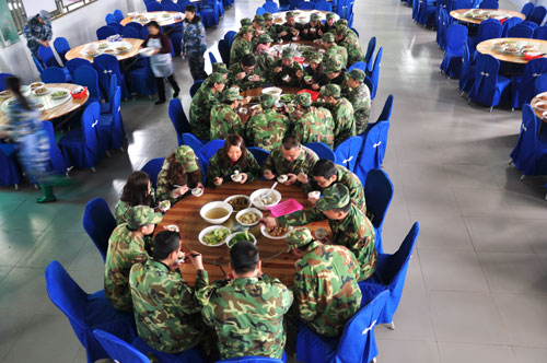 在食堂用餐，10分鍾要吃完哦